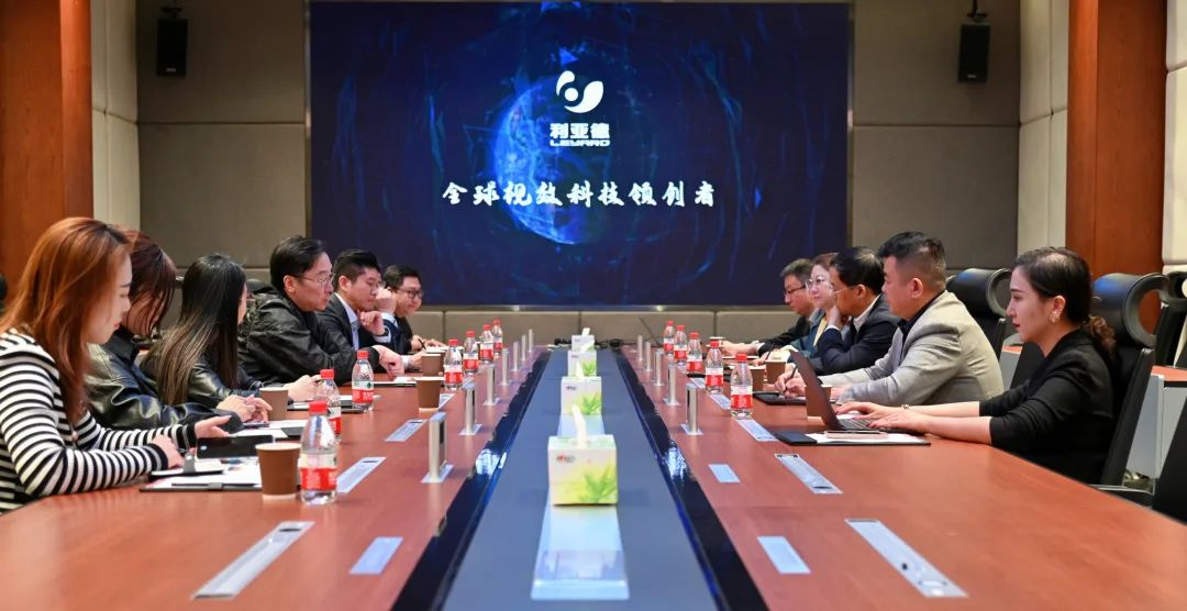 陆川导演到访优发国际，，，解锁文化+科技融合新路径